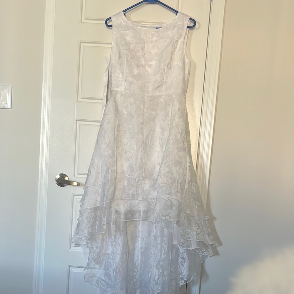 Elegant White Sleeveless Dress